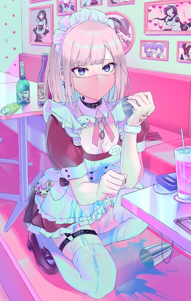 ピンクとミント色の店内で、マスクを着けたメイドのイラスト